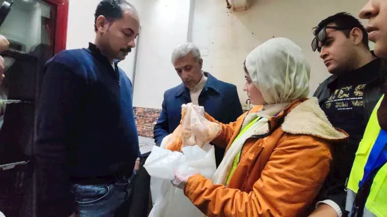 بعد تسمم فتاتين.. حملة مفاجئة على مطعم بحي الزهور في بورسعيد (صور)