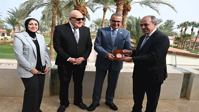 محافظ جنوب سيناء يشهد تدشين مشروع تحويل المخلفات الزراعية إلى علف حيوا