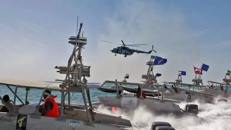 إيران تجري مناورة بحرية بذخيرة حية في مضيق هرمز