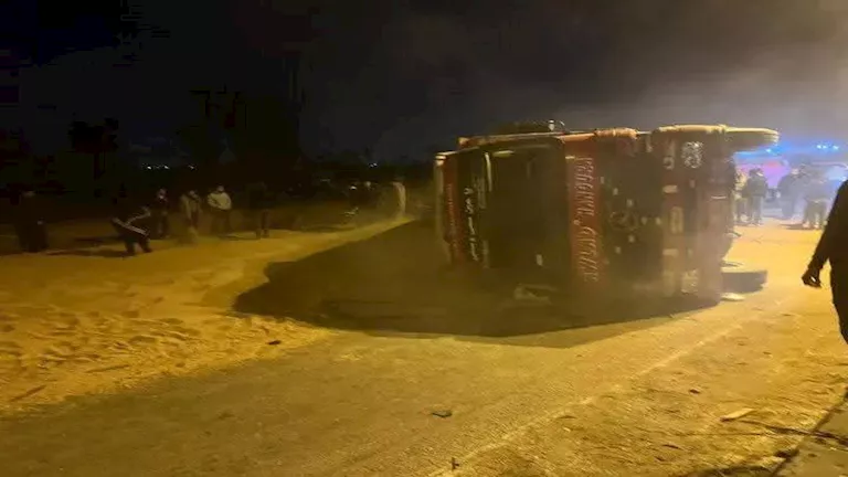 مصر – انقلاب مقطورة محملة بالأرز على الطريق الزراعي بالبحيرة – صور