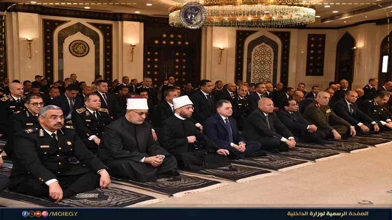 وزيرا الداخلية والأوقاف والمفتي يؤدون صلاة الجمعة بمسجد الشرطة بالقاهر