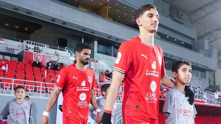 مع طفل فلسطيني مبتور الذراعين.. لافتة إنسانية للجزائري عادل بولبينة