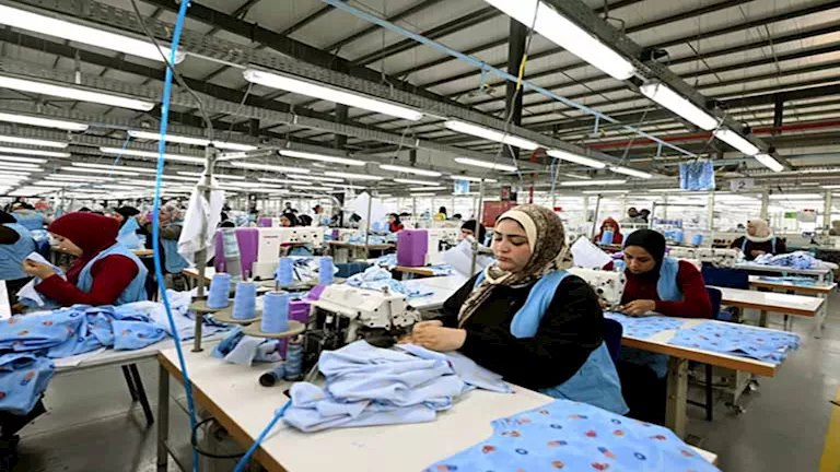 فرص عمل وصادرات بالملايين.. ماذا تعرف عن مصنع الجيزة للملابس بالمنيا؟