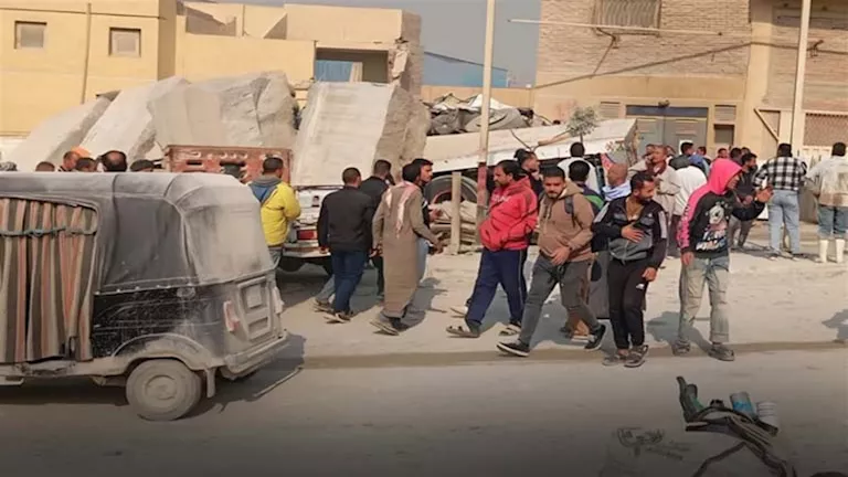 عاجل| انقلاب تريلا يصيب عدة سيارات في شق الثعبان 