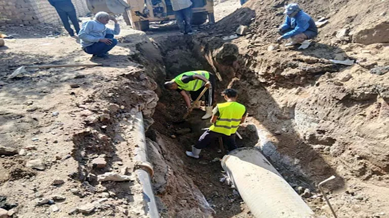 بالصور- نائب محافظ أسوان يتابع إصلاح كسر خط طرد الصرف الصحي بالكرور