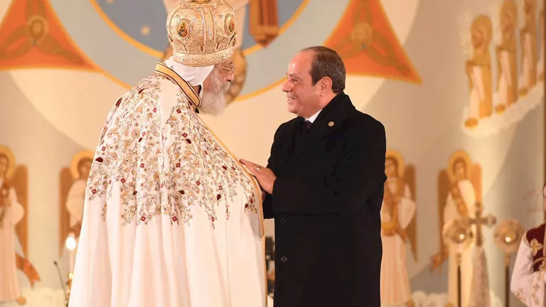 السيسي يطمئن هاتفيًا على صحة البابا تواضروس 