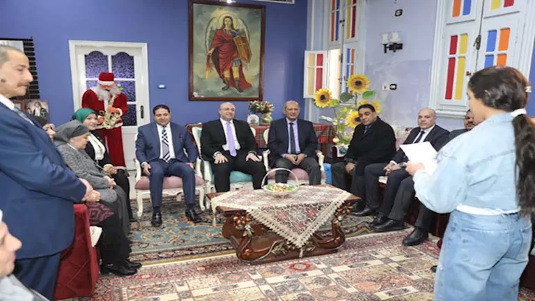 محافظ بني سويف يزور دار أيتام صديقات الكتاب المقدس لتقديم التهنئة بعيد