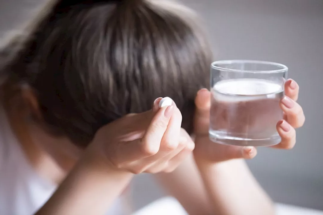 طبيب يوضح الطريقة الآمنة لتناول مسكنات الآلم