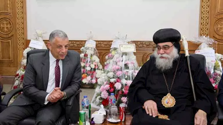 محافظ الإسماعيلية يزور مطرانية الأرثوذكس والكنيسة الإنجيلية للتهنئة بع