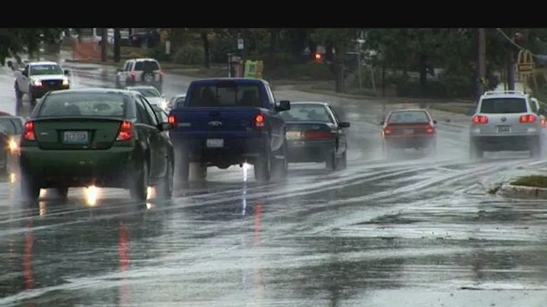 مع استمرار التحذيرات| نصائح مهمة لقيادة السيارة وسط الأمطار والرياح 