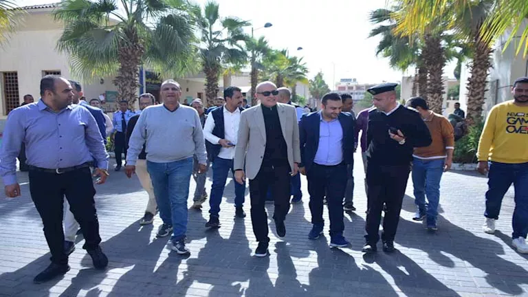 محافظ الأقصر يؤدي صلاة الجمعة بمسجد مستشفى الكرنك الدولي (صور)