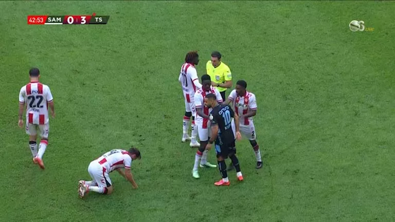 محمد صلاح يدخل في مشادة مع لاعب سامسون سبور (7)