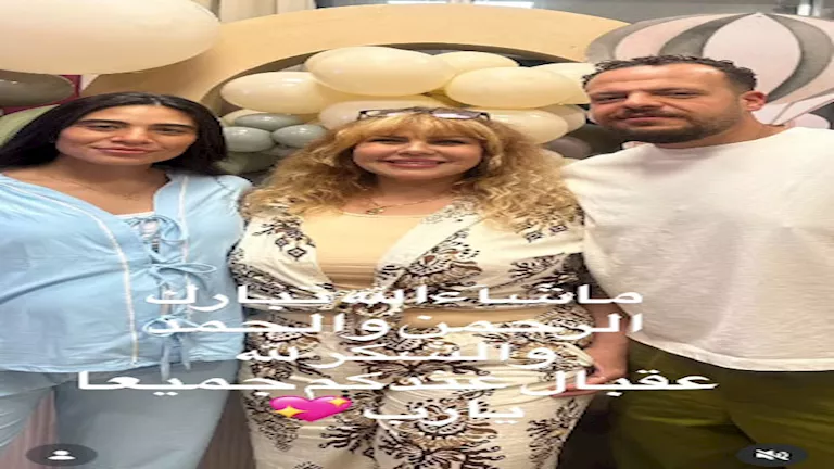 منى إش إش مع نجلها 2