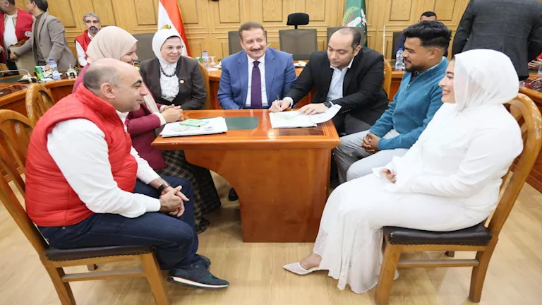 زغاريد في الديوان العام.. محافظ المنوفية يشهد عقد قران 3 من أبناء دور