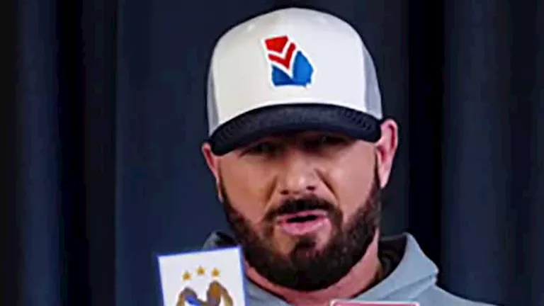 “يفضل الأحمر والأسود”.. نجم المصارعة جاي ستايلز يختار شعار فريقه العرب