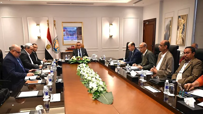 محافظ جنوب سيناء يبحث آليات تطوير ساحة انتظار البرادات والشاحنات بنويب