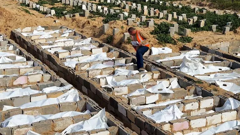 دفن رفات 53 شهيداً فلسطينياً مجهولي الهوية في دير البلح