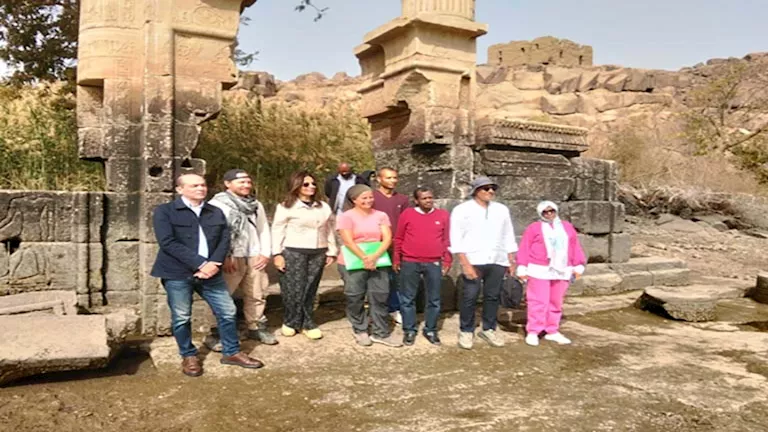 بالصور- وزيرة الثقافة تتفقد أعمال البعثة الفرنسية بجزيرة بيجا في أسوان