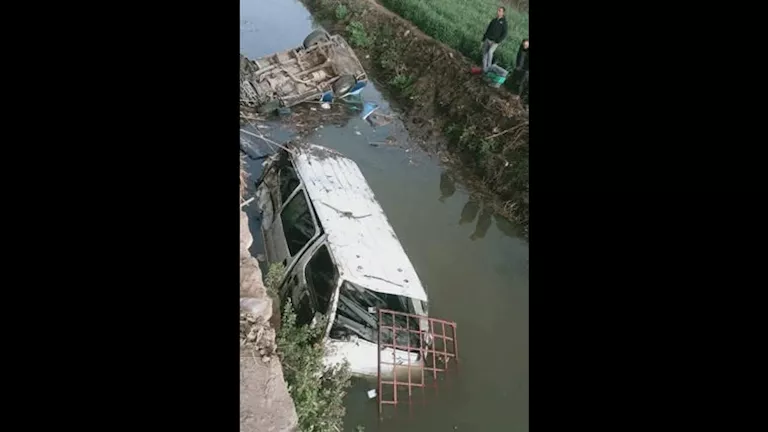 بالأسماء.. إصابة 12 شخصًا في حادث انقلاب ميكروباص بمجرى مائي بالبحيرة