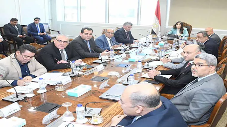 وزيرة الإسكان تتابع تنفيذ مشروعات “حياة كريمة” بعددٍ من المحافظات