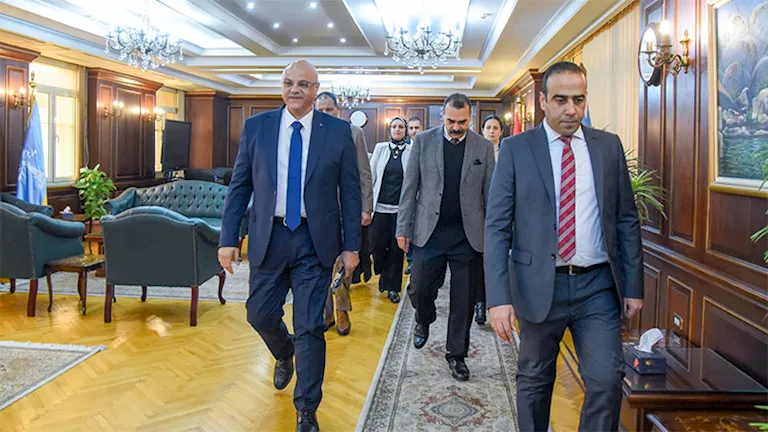 “حلول عاجلة للمواطن”.. محافظ الإسكندرية الجديد يبدأ مهامه من الديوان ا