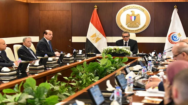 وزير الصحة يناقش خطة تحسين أحوال العاملين بقطاع التأمين الصحي