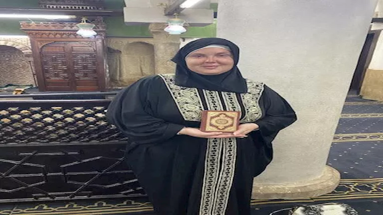 سائحة مجرية تشهر إسلامها في مسجد ابوالحجاج بالأقصر