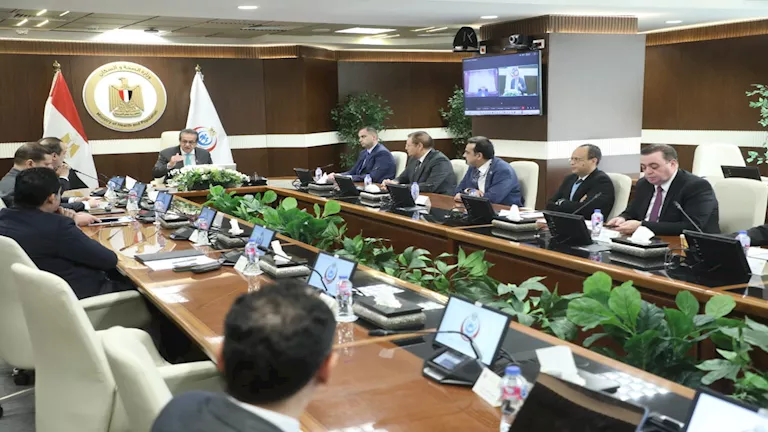 مصر – وزير الصحة يتابع التشغيل التجريبي لنظام التأمين الصحي الشامل في اليمن