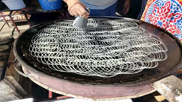 الكنافة والقطايف البلدي "تخطف الأنظار" في أسوان.. والأسعار تبدأ من 40 جنيهاً 