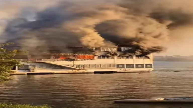 حريق مركب عائم فى مدينة دسوق بكفر الشيخ