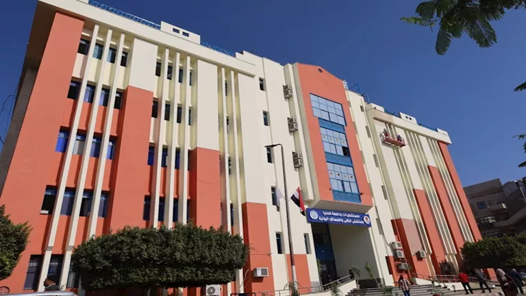 إنجاز اليوبيل.. “كلى المنيا” تعادل رقم “المنصورة” في الاعتماد