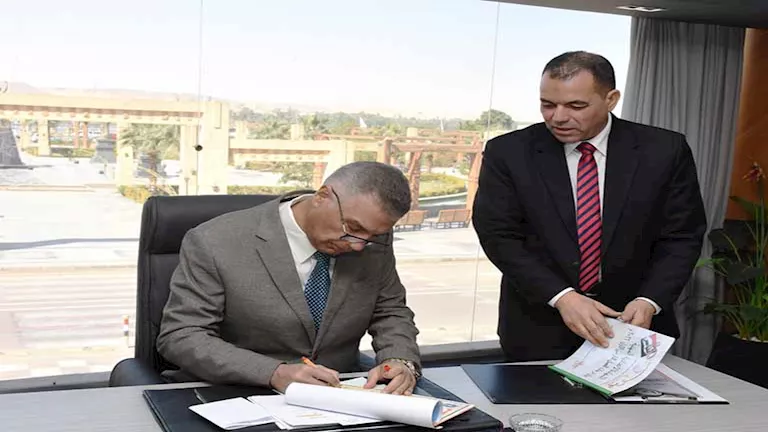 بنسبة نجاح 78.40%.. محافظ أسوان يعتمد نتيجة الشهادة الإعدادية (صور)