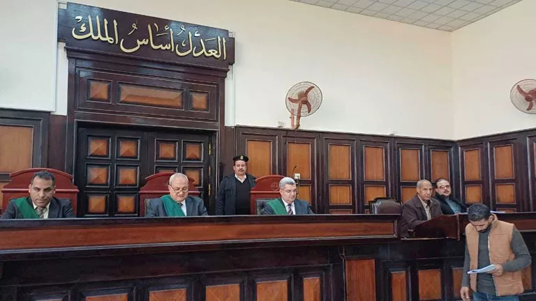 خيانة فوق القبور.. مأساة يتيم تعرض للاعتداء والتصوير أمام قبر والده بأ