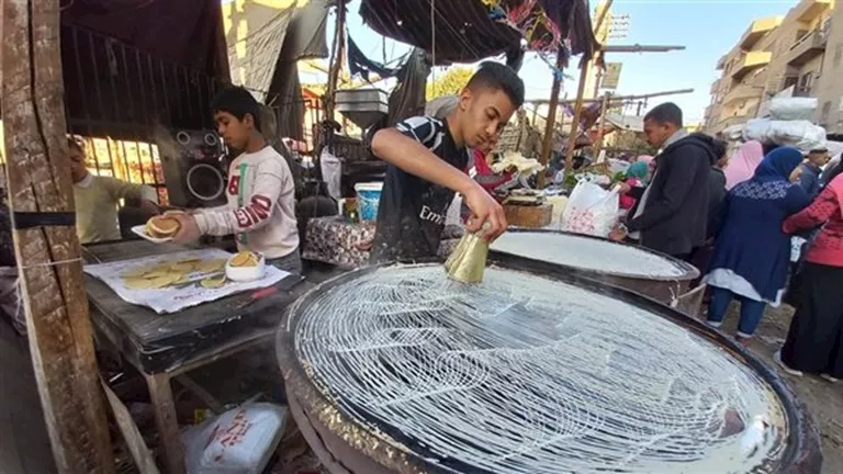 "كنافة وقطايف".. أسعار حلوى رمضان هذا العام بالأسواق 