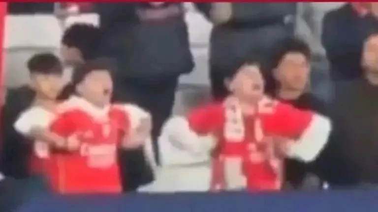 بنفيكا يحقق مع مشجعيه بعد عنصريتهم تجاه فينيسيوس جونيور