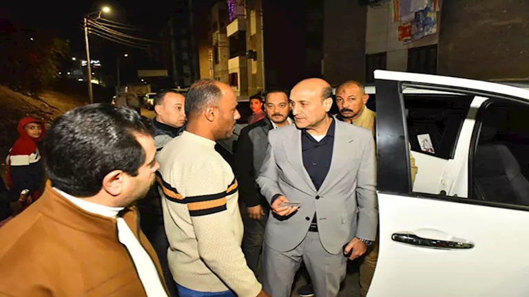 مصر – بالصور – محافظ أسيوط يوجه بإزالة القمامة ومعالجة فيضان الصرف الصحي بحي شرق