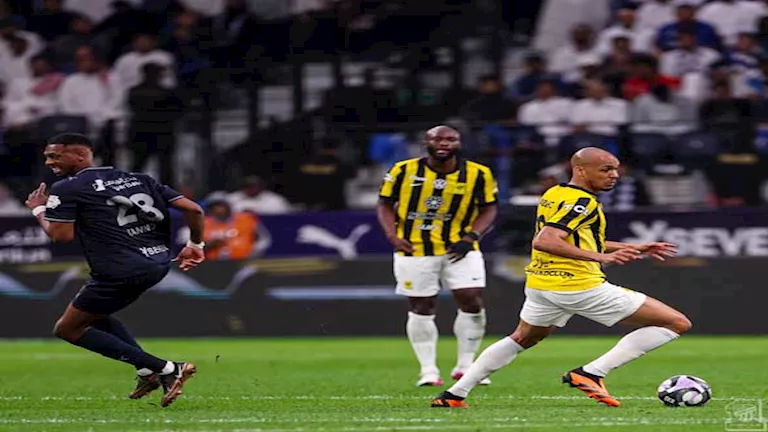 “طرد وهدف مبكر”.. الهلال يفقد الصدارة بتعادل مثير في قمة الاتحاد