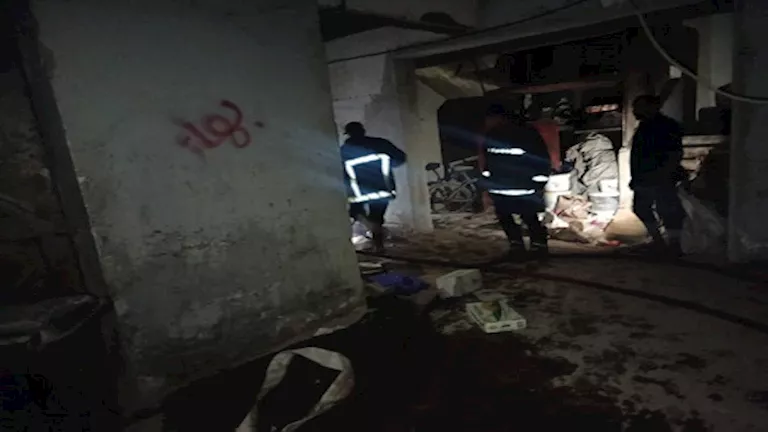 إصابة عامل إثر نشوب حريق داخل مطعم مشويات في أسيوط- صور