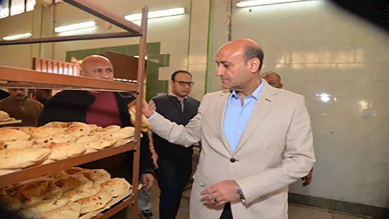 محافظ أسيوط في جولة مفاجئة: لا تهاون مع التلاعب في الدعم 