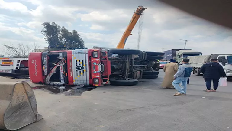 انقلاب تريلا محملة بالأسمدة على طريق أجا – المنصورة بالدقهلية