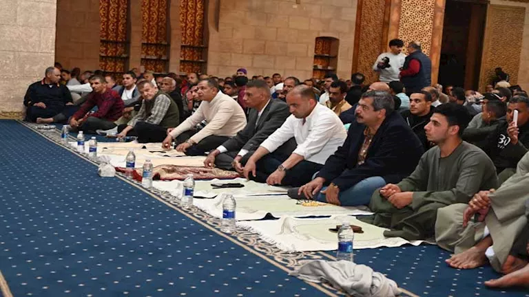 محافظ جنوب سيناء يؤدي صلاة التراويح بمسجد الصحابة بشرم الشيخ 