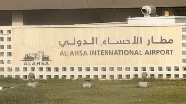 بالصور.. عشرات الإسرائيليين يهبطون اضطراريًا في السعودية وينقلون إلى ا