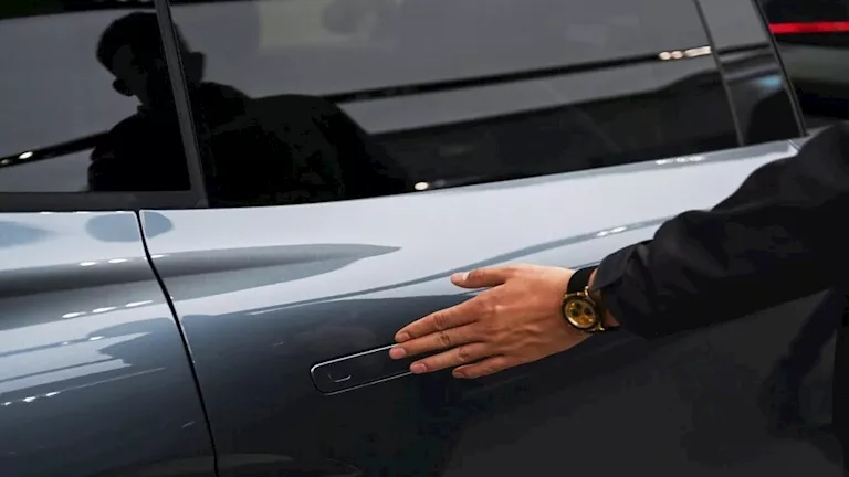 حظر مقابض الأبواب المخفية في السيارات بالصين.. ما السبب؟ 