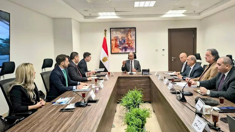 الإسكان تبحث مع تحالف إماراتي إسباني التعاون في محطات تحلية مياه البحر