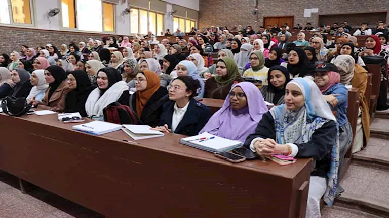 مصر – رئيس جامعة الإسكندرية يغير مواعيد المحاضرات تزامنا مع تطوير ترام الروم