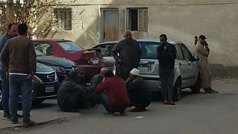 افترشوا الأرض.. أسرة ضحيتي الذبح تتجمع أمام مشرحة كفر الشيخ 
