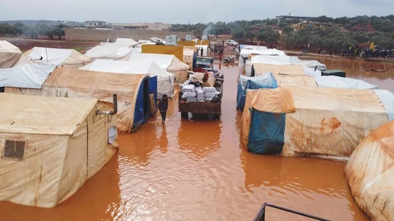 سوريا.. وفاة طفلين ومتطوعة وتضرر 14 مخيما جراء فيضانات مفاجئة