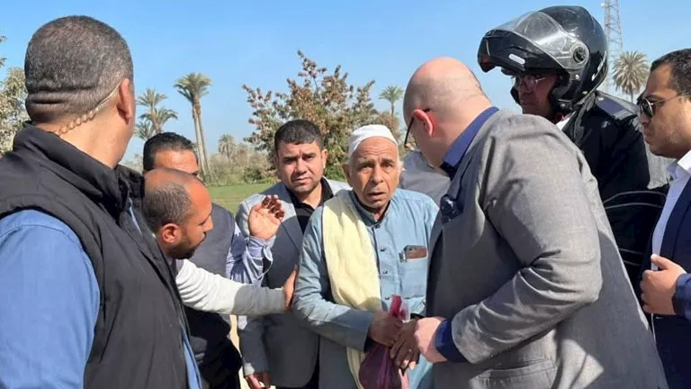 مصر – محافظ بني سويف يوقف موكبه للاطمئنان على أحد المصابين في حادث على الطريق الزراعي