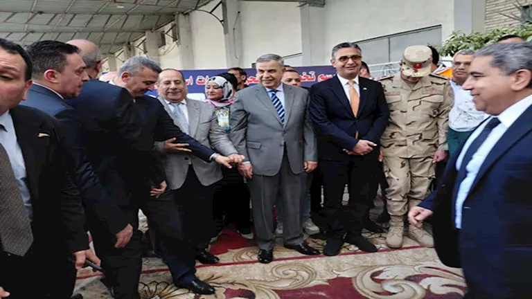 بالفيديو والصور- وزير التموين ومحافظ الإسكندرية يتفقدان جاهزية المطاحن