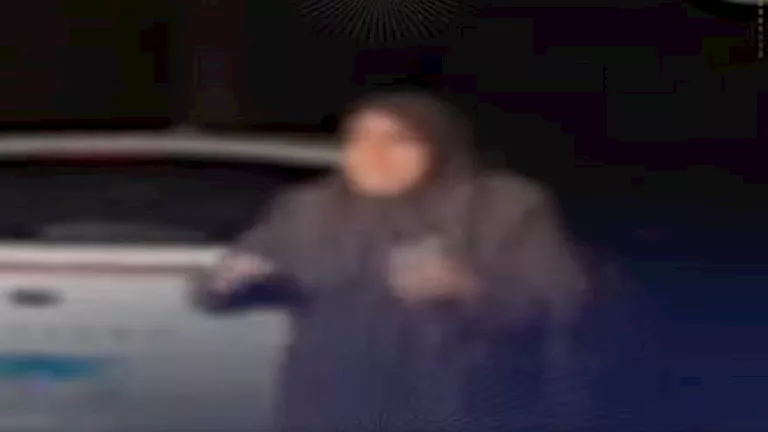 مصر – مهتزة نفسياً، تضرب والدتها في أحد شوارع الإسكندرية